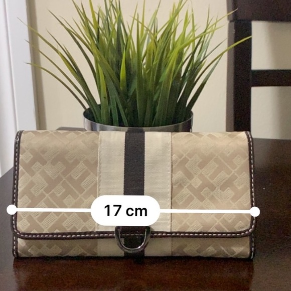 Tommy Hilfiger Trifold Wallet - Picture 9 of 9